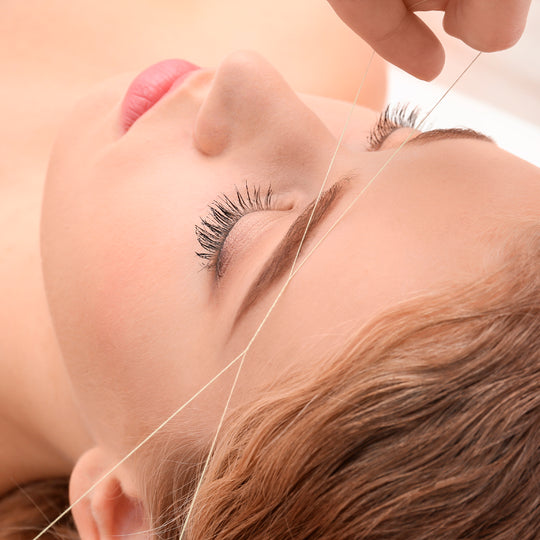 Depilación con hilo de la zona de la Frente