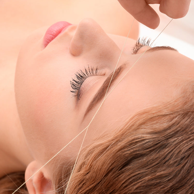 Las Cejas Depilarse La Frente Depilación Con Hilo De La Zona De La